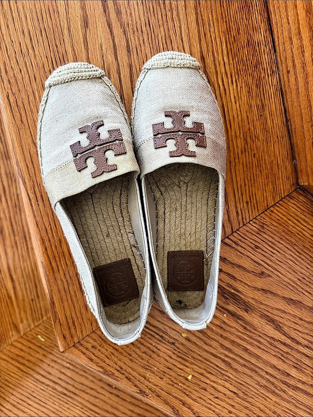 Tory Burch Logo Espadrille Flats in metallic
Khaki  & Brown
